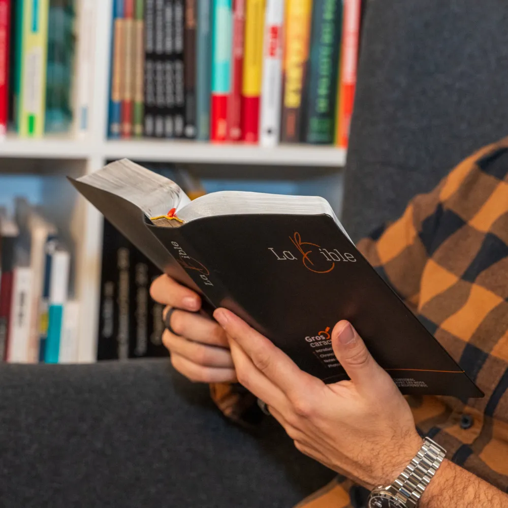 Bible Segond 21, gros caractères - couverture souple noire en fibrocuir, tranche argentée