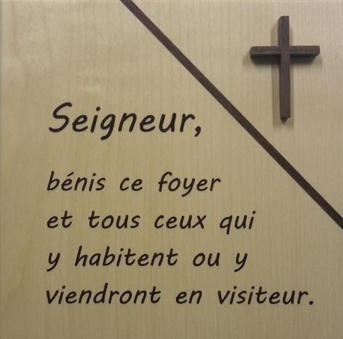 PLAQUE EN BOIS CLAIR + CROIX "SEIGNEUR BÉNIS CE FOYER" 14X14 CM